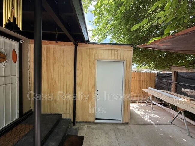 Building Photo - 470 W Pinedale Ave