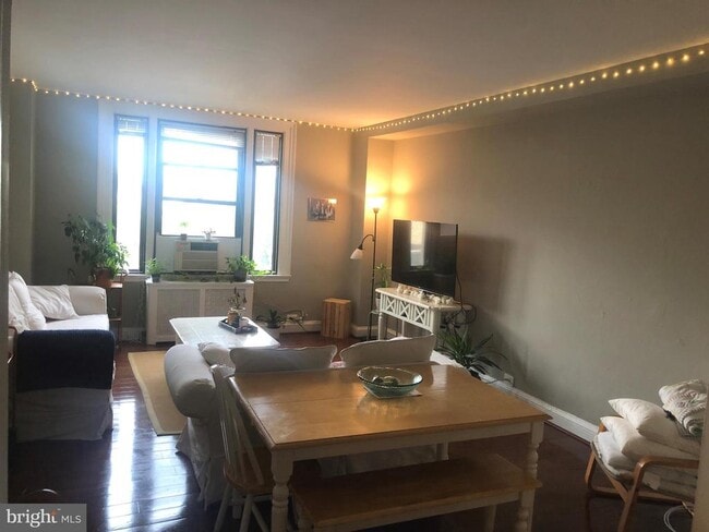 Building Photo - 2031 Locust St