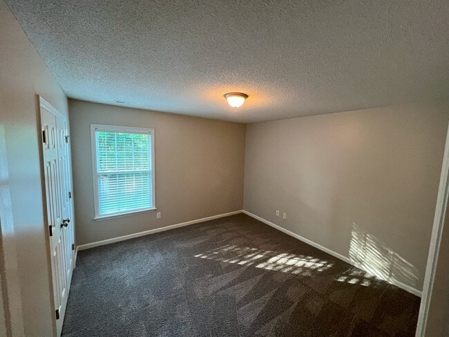 Building Photo - 135 Kimeo Way