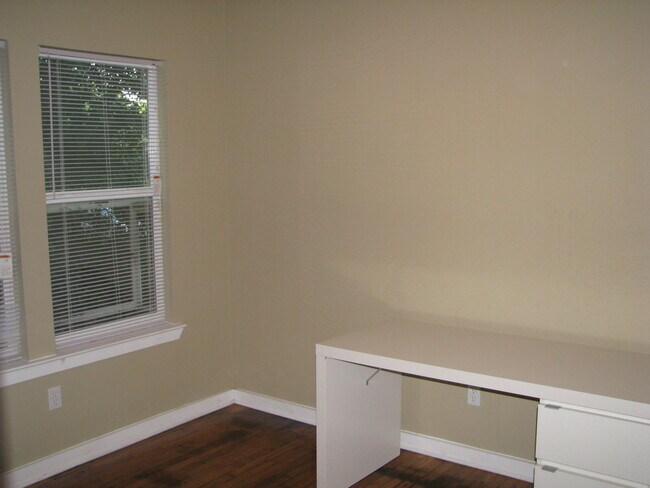 Building Photo - UT PRE-LEASE: North Campus 6 bed / 3 bath Remodel, High-End Kitchen Features SS Appliances, Wood ...