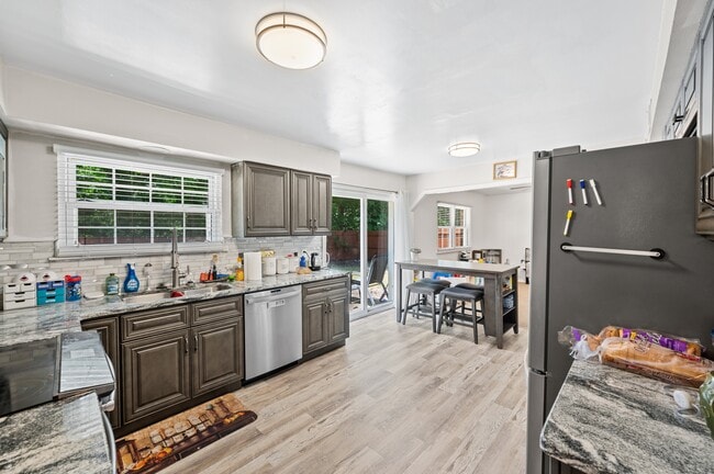 Building Photo - 4399 Hialeah Dr