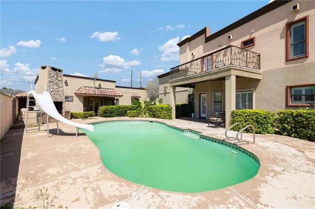Building Photo - 682 Alto Bonito St