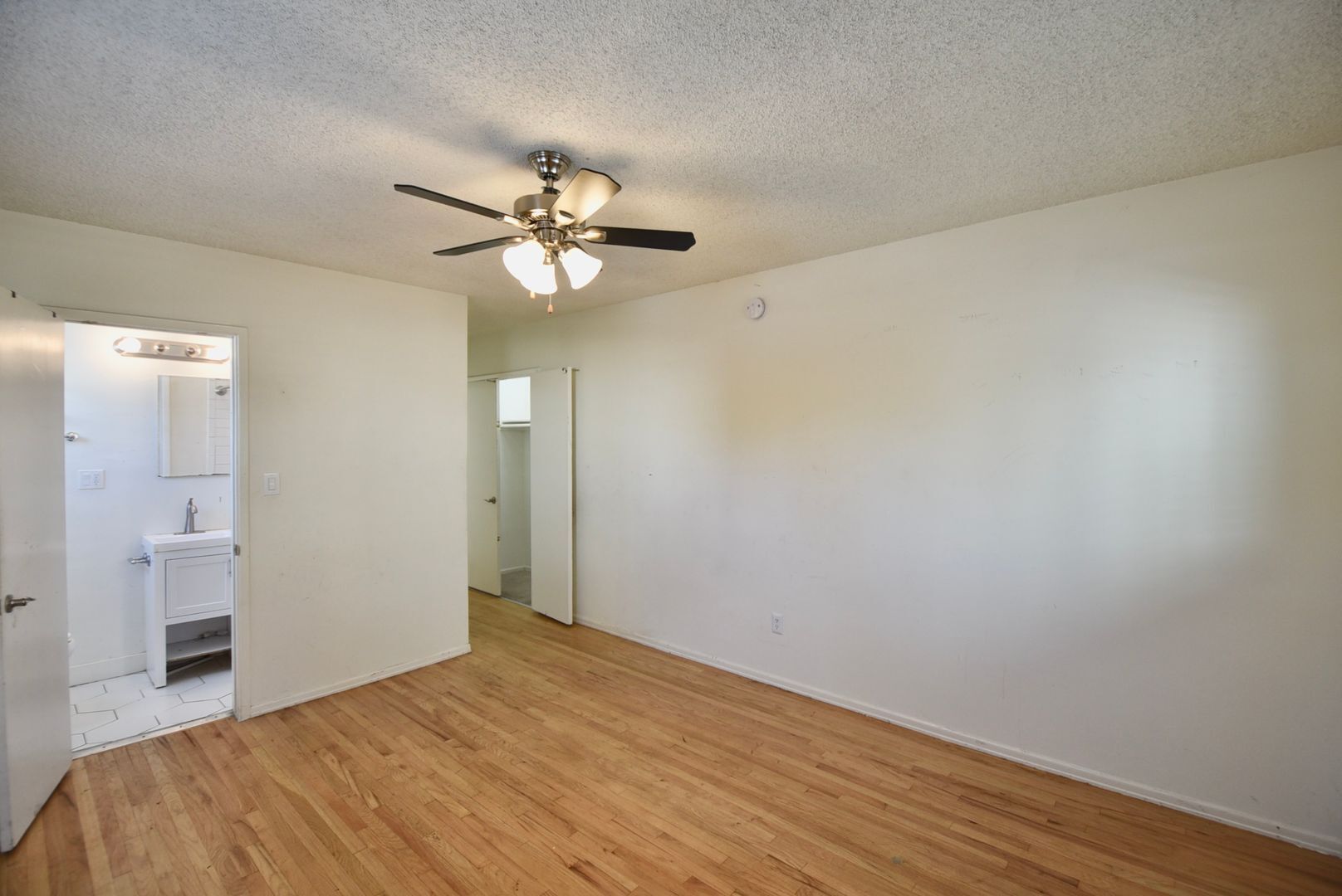 Building Photo - 5852 Hazeltine Ave