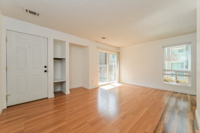 Building Photo - Cozy Garden-Level Condo with Park Views