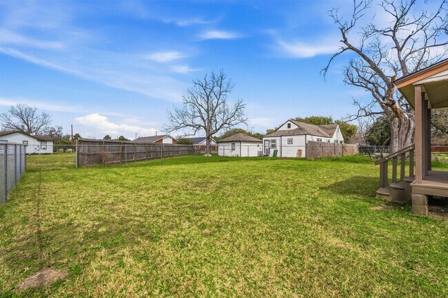 Building Photo - 7215 Apache St