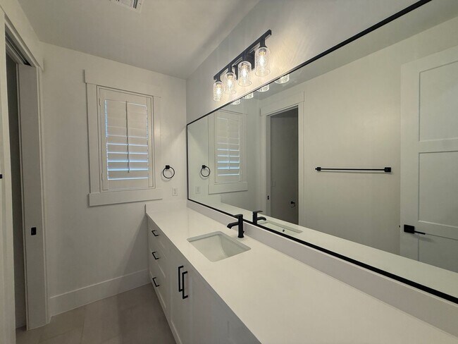 Building Photo - Gorgeous 5 bed 3.5 bath in Desert Canyons