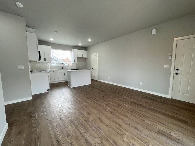 Building Photo - Luxury Living with Granite Counters & Stai...