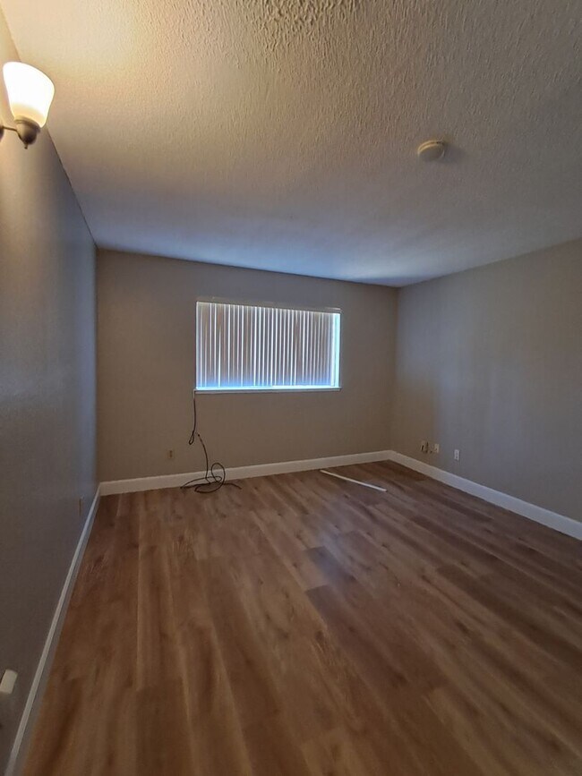 Building Photo - Roseville 2 Bedroom Duplex, New Carpet, Central Heat and Air, Large Fenced Yard
