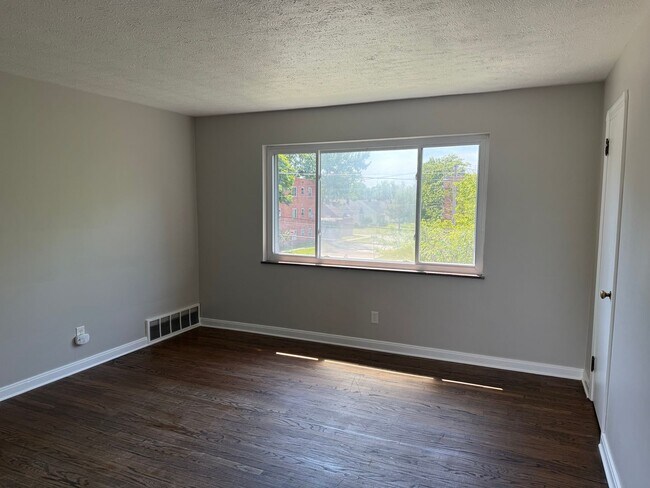 Building Photo - 4101 Ridge Rd