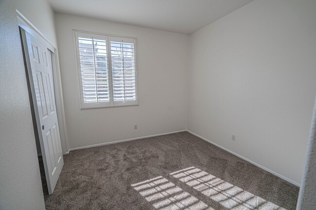 Building Photo - 3-Bedroom Home with Fresh Paint in Creekside of Valencia!