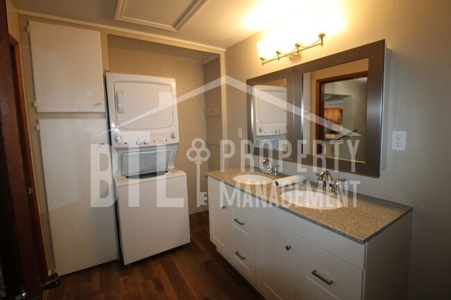 Building Photo - Charming 2 Bedroom Home - Minutes from the...