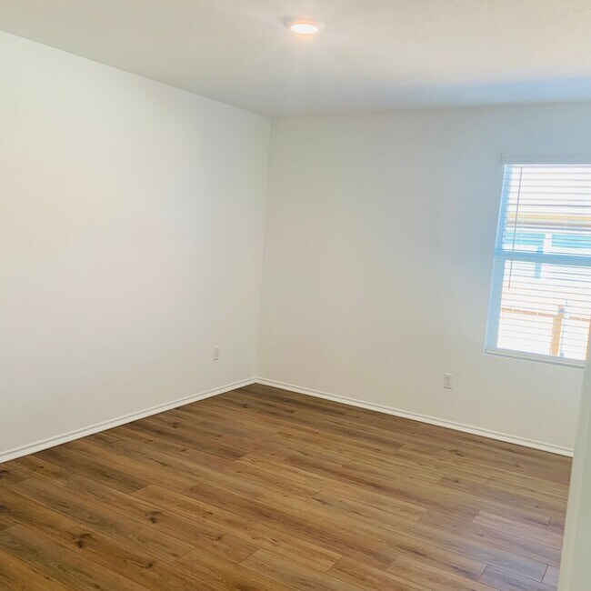 Building Photo - 4 Bed 2 Bath in Jarrell, TX