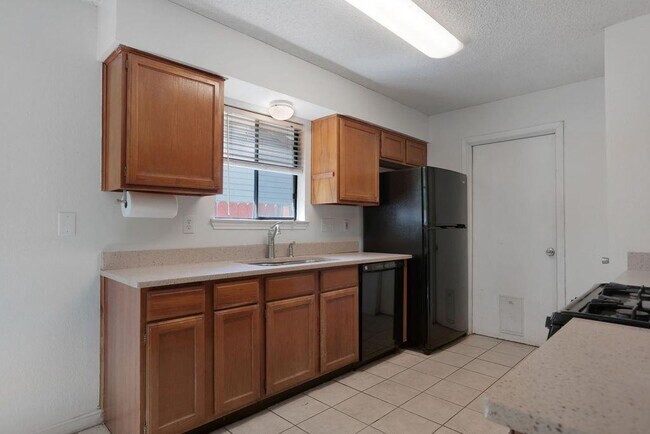 Building Photo - 5808 Spring Meadow Rd