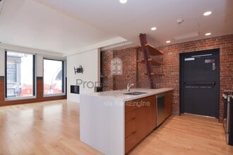 Building Photo - 8 Lagrange St