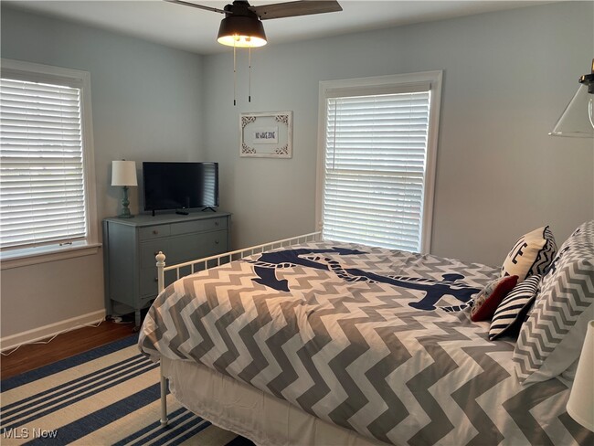 Building Photo - 2542 W 8th St