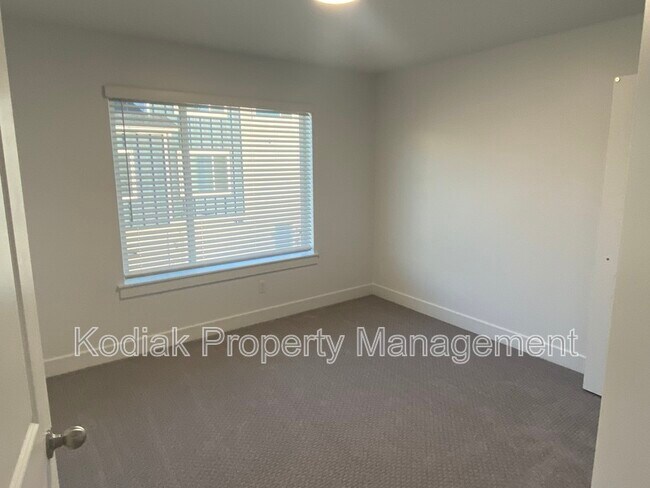 Building Photo - 1087 N 1840 W