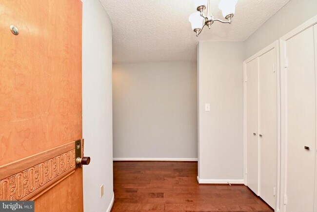 Building Photo - 1101 S Arlington Ridge Rd