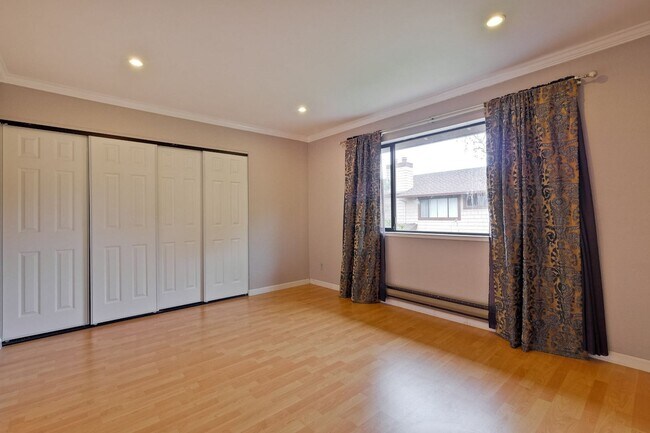 Building Photo - Popular Woodside Commons at Its Finest.