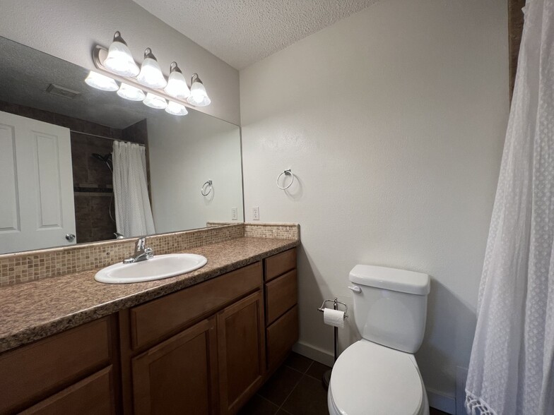 Building Photo - 1425 S Puget Dr