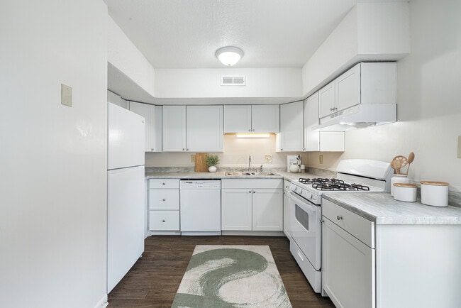 Building Photo - The Townhomes at Viewmont