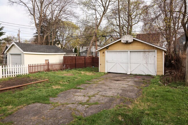 Building Photo - GREAT SINGLE FAMILY HOUSE . WAITING FOR YOU TO CALL HOME !!