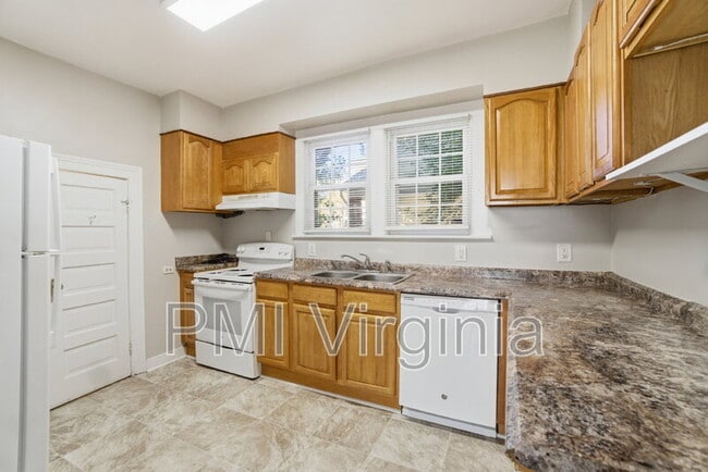 Building Photo - 630 W 36th St