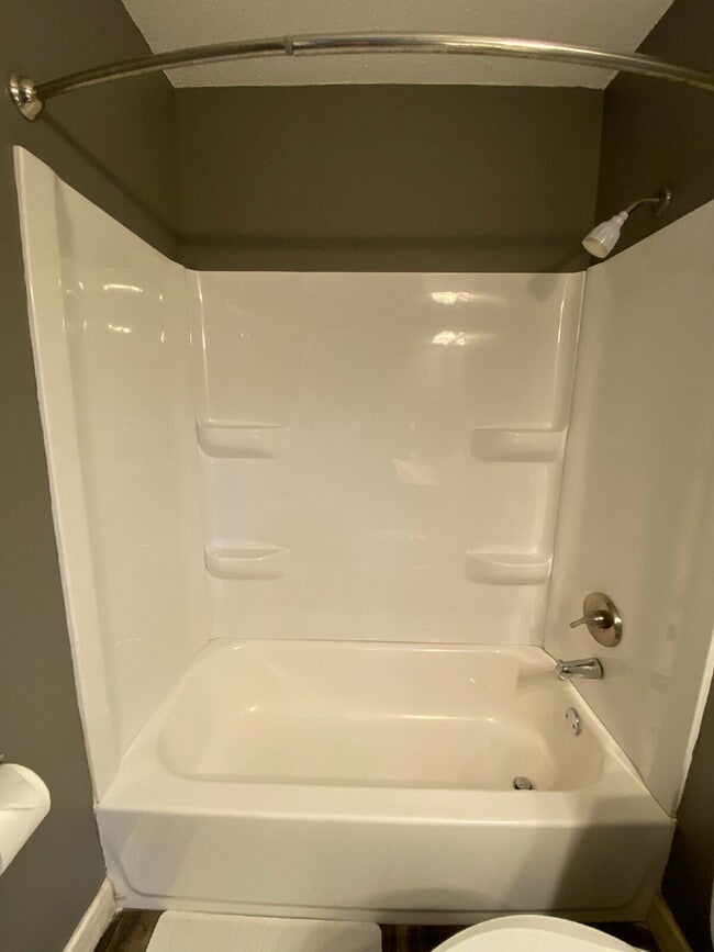 Building Photo - "Charming & Convenient Living: Spacious 2-Bedroom Duplex with 1.5 Baths on Schuetzen Ln, Davenport"