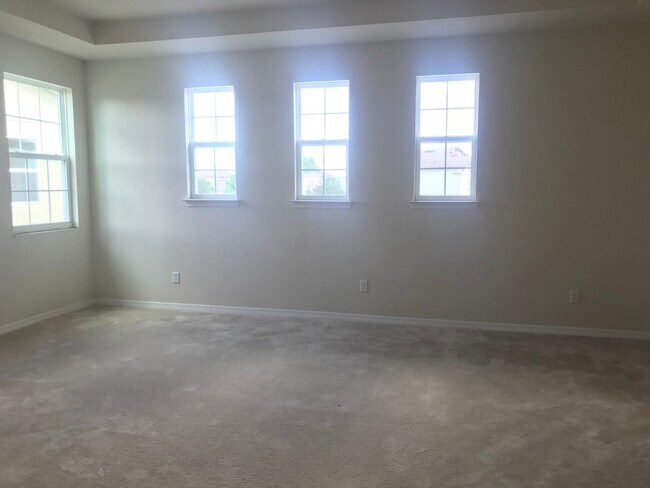 Building Photo - 5 Bedroom 4 Bathroom Family Home at Windst...