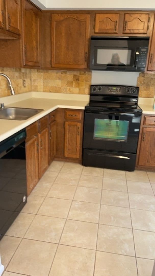 Building Photo - 16198 Henderson Ln