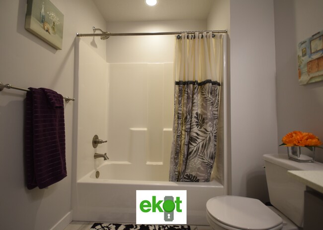 Building Photo - Spacious Townhome Near Shopping! 3 BD 2.5 BTH