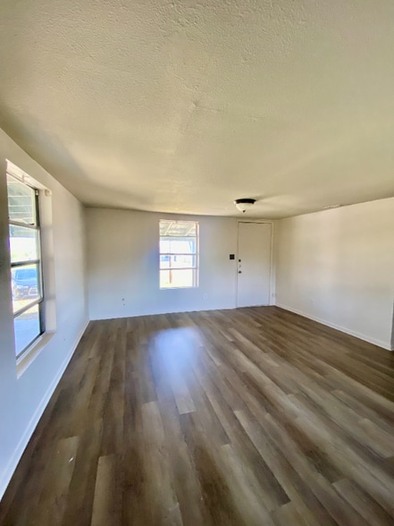 Building Photo - 415 Jasmine Ln