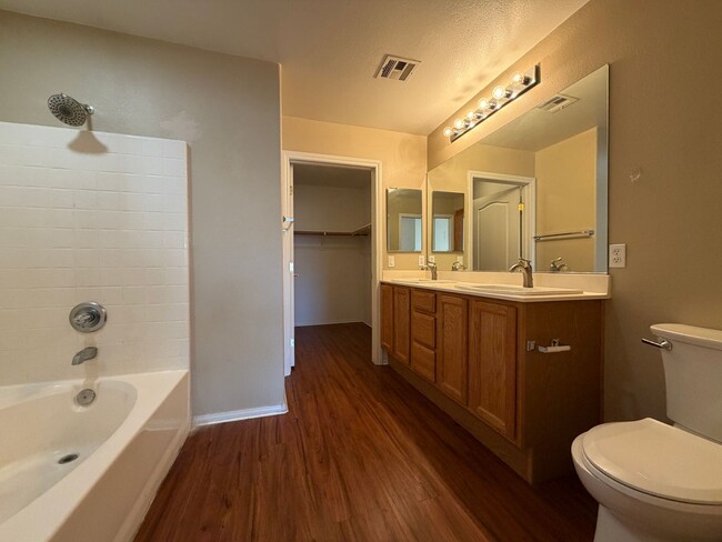 Building Photo - Gorgeous 2 bedroom townhouse Ready for immedate move-in!