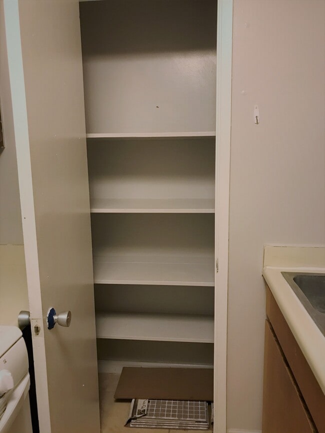 Building Photo - 2873 S King St