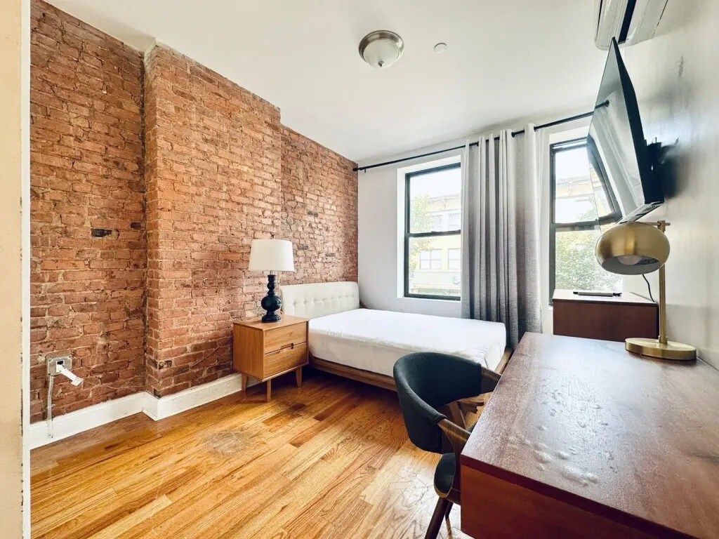 Building Photo - Furnished room/NOT APARTMENT