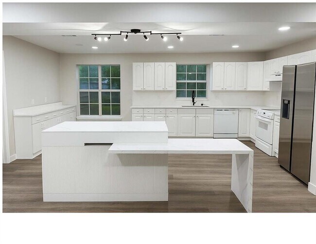 Building Photo - 8431 Lorrie Dr