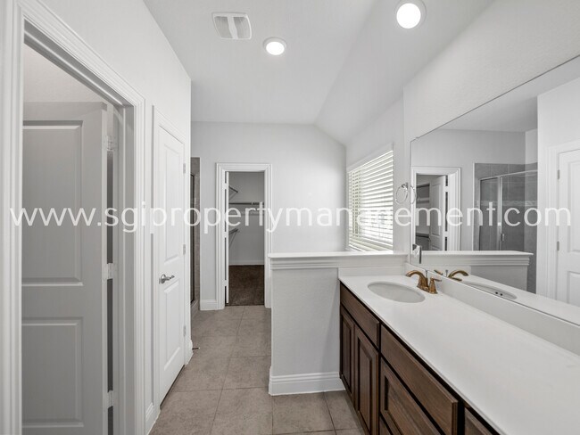 Building Photo - 10928 Brownwood Pl