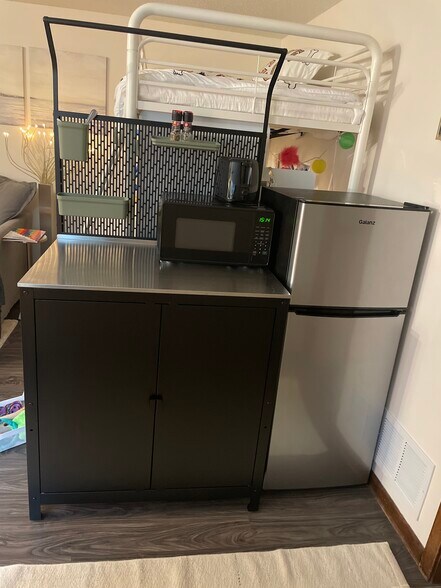 Personal Kitchenette - 5665 Wood Duck Cir