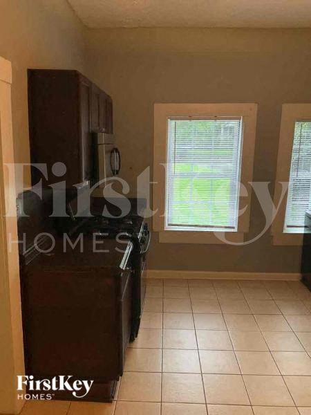 Building Photo - 1028 Birch St SW