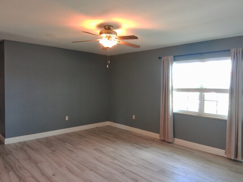 Building Photo - 893 Iris Dr