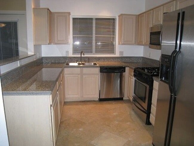 Building Photo - UPSTAIRS CONDO! 2 BEDROOMS 2 BATHROOMS WIT...