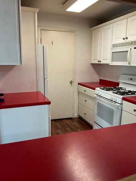 Kitchen - 403 Stockton Ct