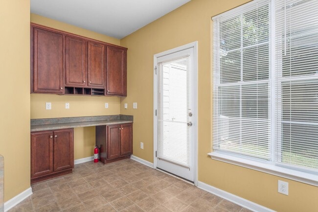 Building Photo - **Charming 2/2.5 Burlington Townhome**