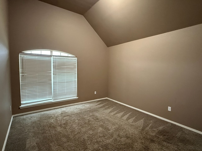 Building Photo - Welcome to this stunning 3-bedroom, 2-bathroom home located in the desirable Broken Arrow, OK.