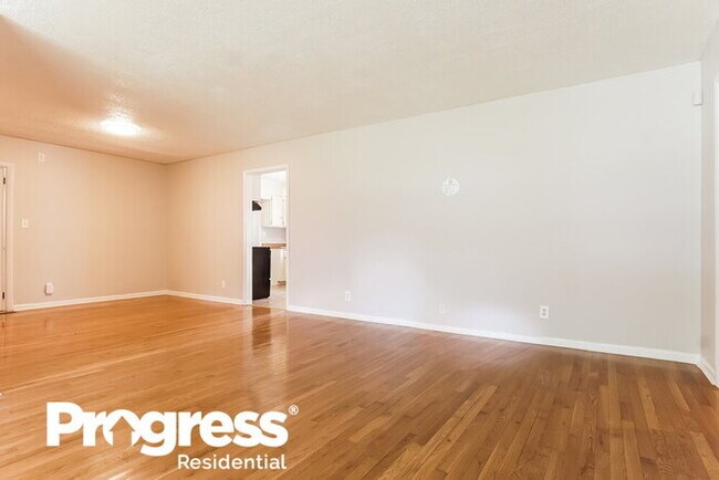 Building Photo - 300 Oakwood Ave