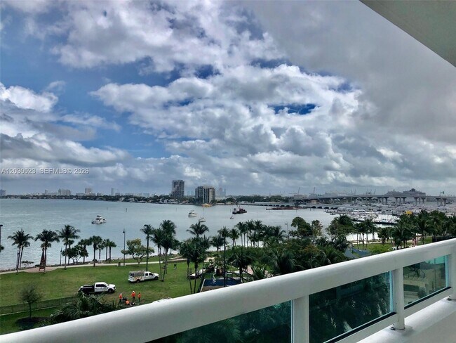 Building Photo - 1800 N Bayshore Dr