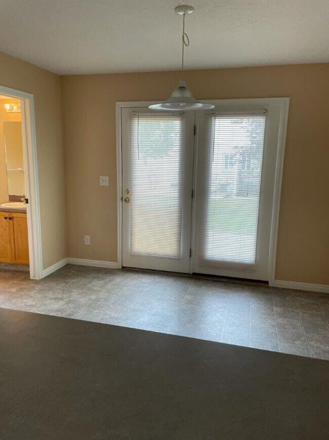 Building Photo - 2 Bed, 1.5 Bath Townhome in North Ogden with Private Patio – 2 Weeks Free Rent!