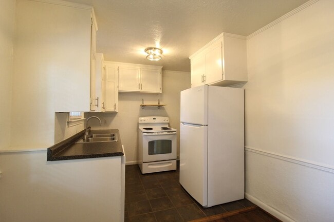 Building Photo - 2 Bedroom 1 Bath Home in Roeland Park