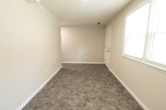 Building Photo - 2804 Isherwood Dr