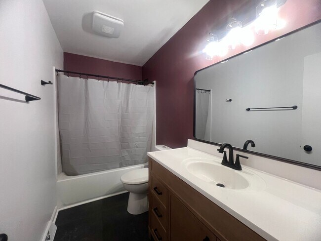 Building Photo - 3 Bedroom Home for Rent in Clinton, IA