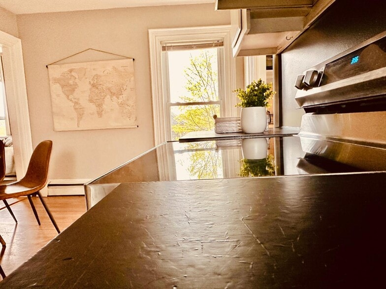 Building Photo - 46 Dillingham St